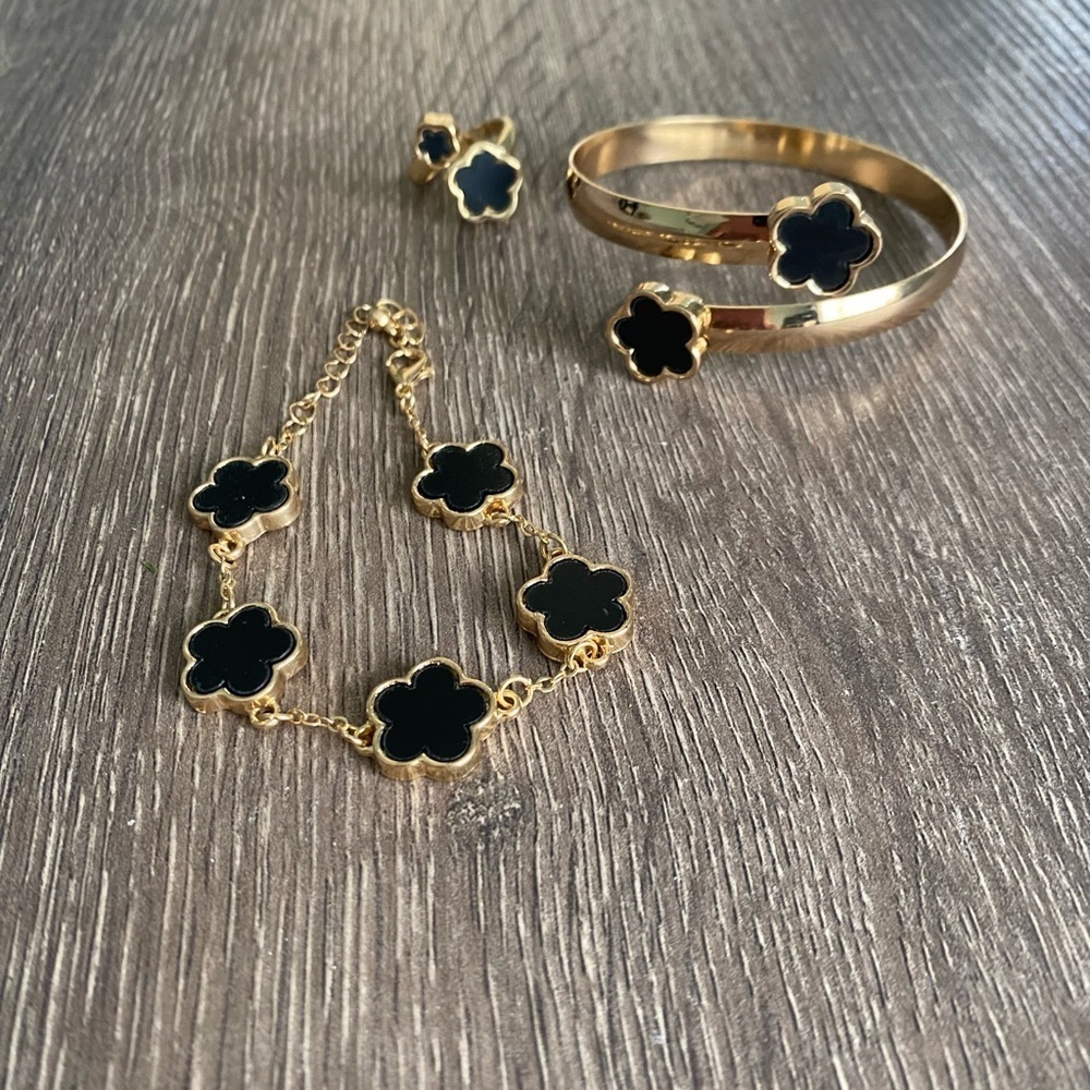 Elegant Black and Gold Clover Floral Jewelry Set - Picture 1 of 11